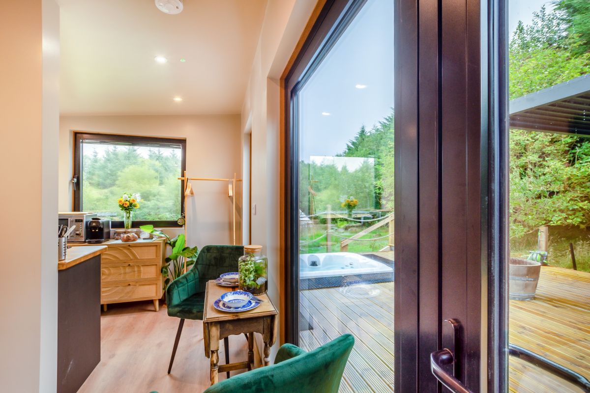 Hedgehog Cabin, listing photograph 12