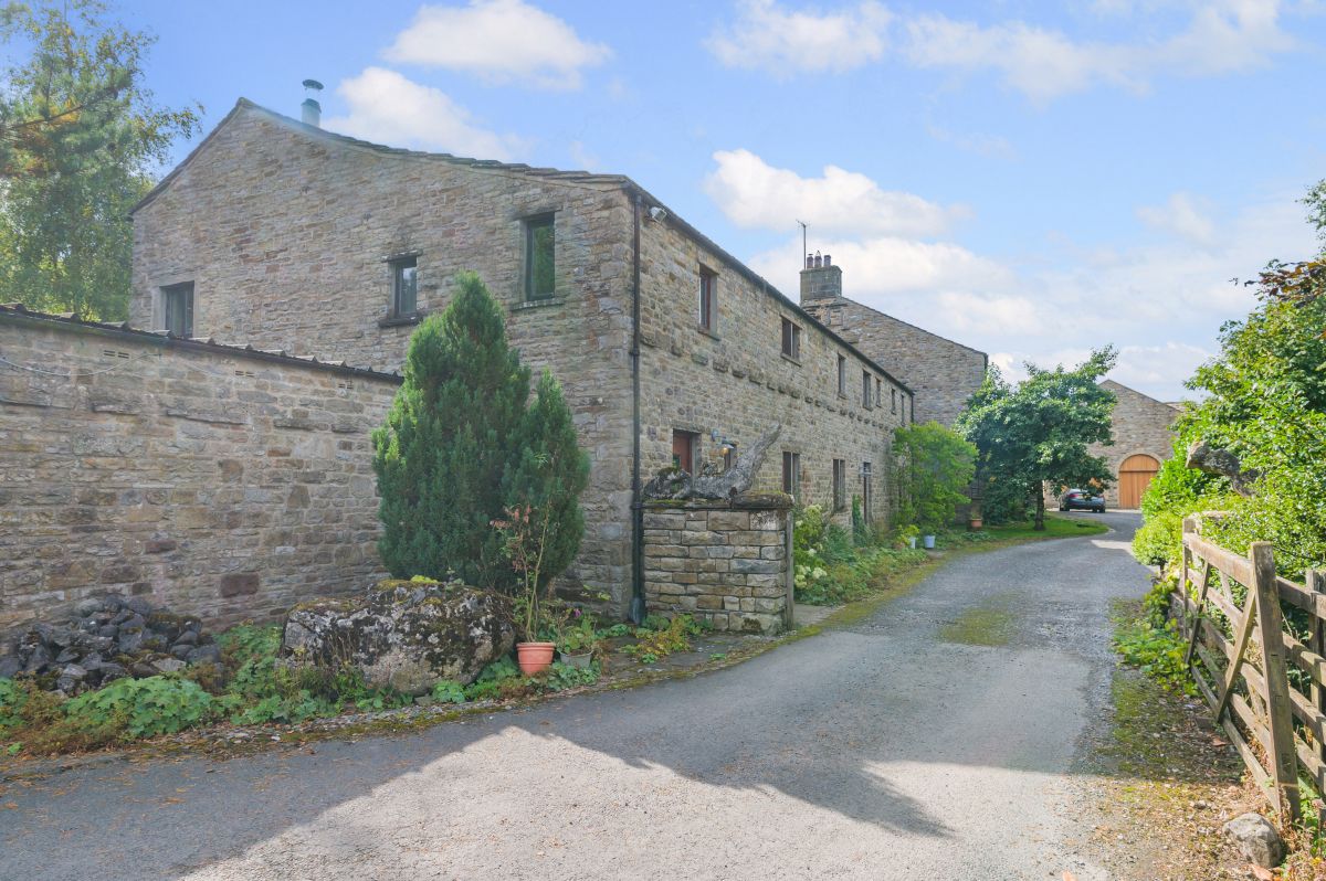 Roofstones, listing photograph 4