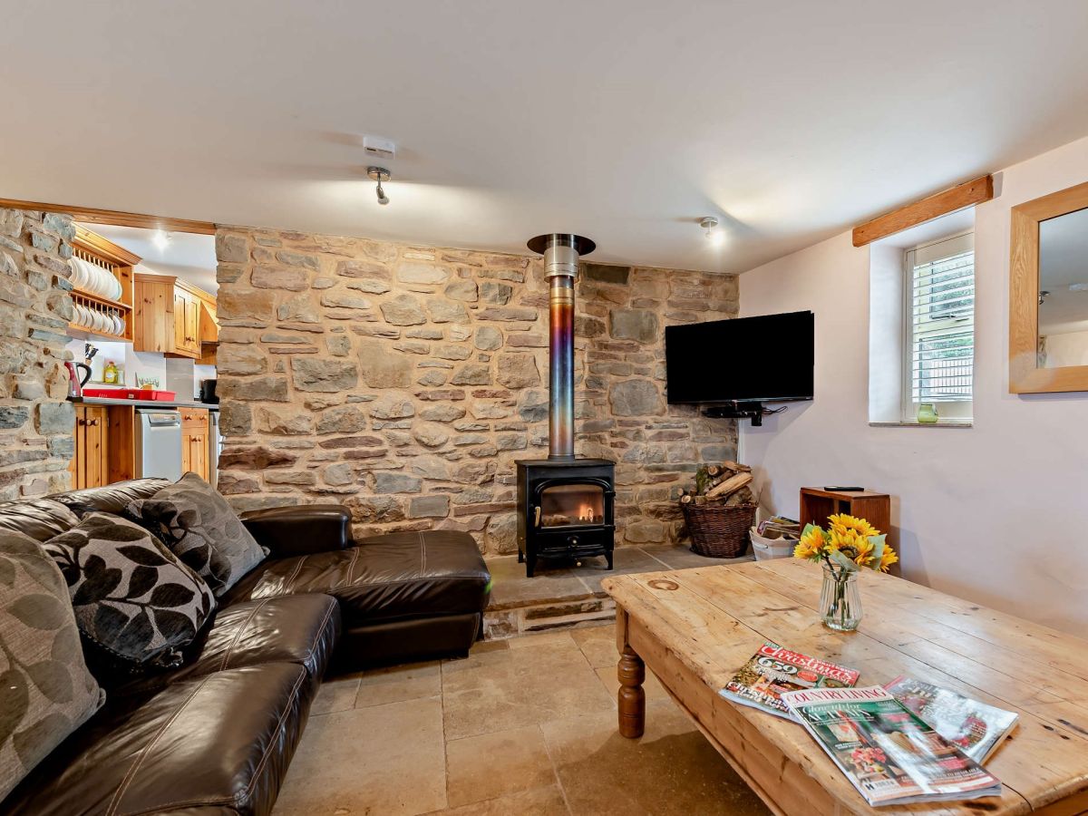 Rhiannydd's Barn, listing photograph 11