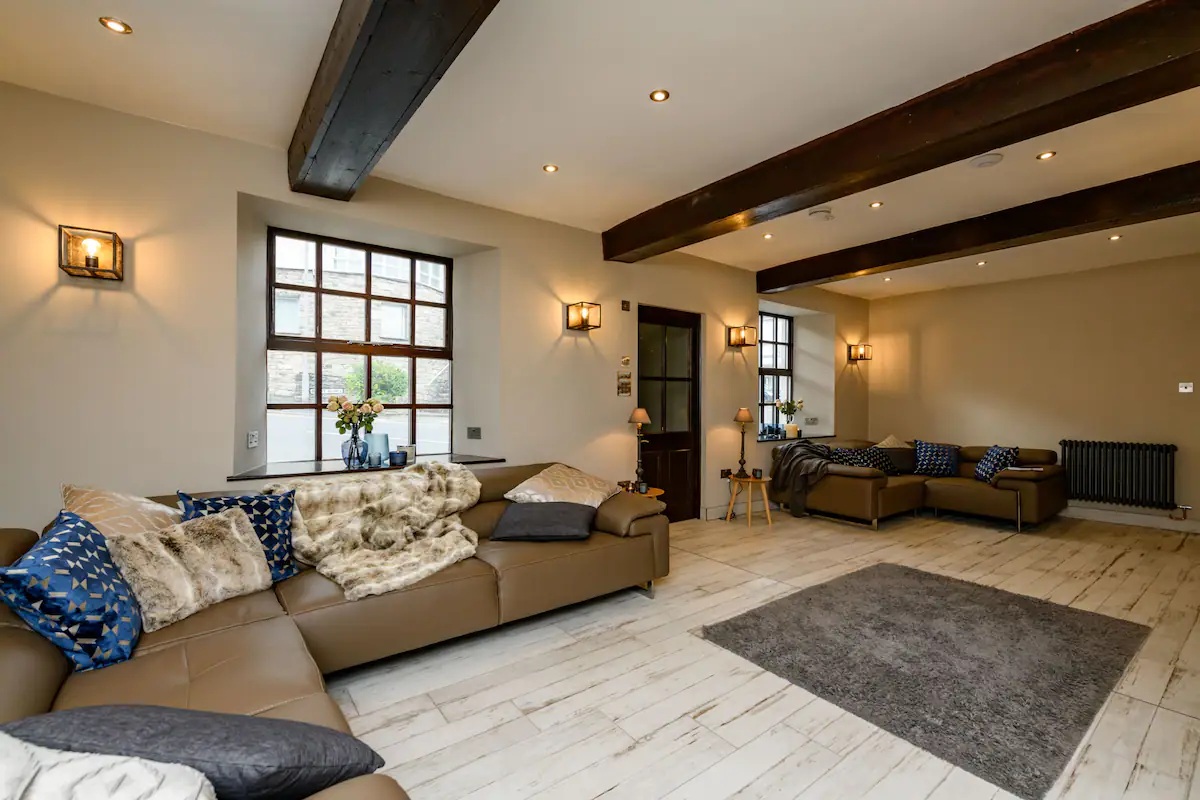 Black Swan Manor, listing photograph 3