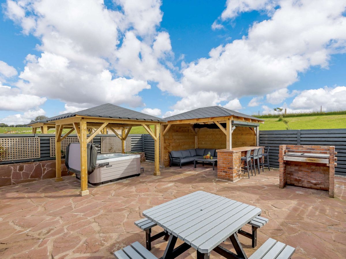 4 Lomond Courtyard