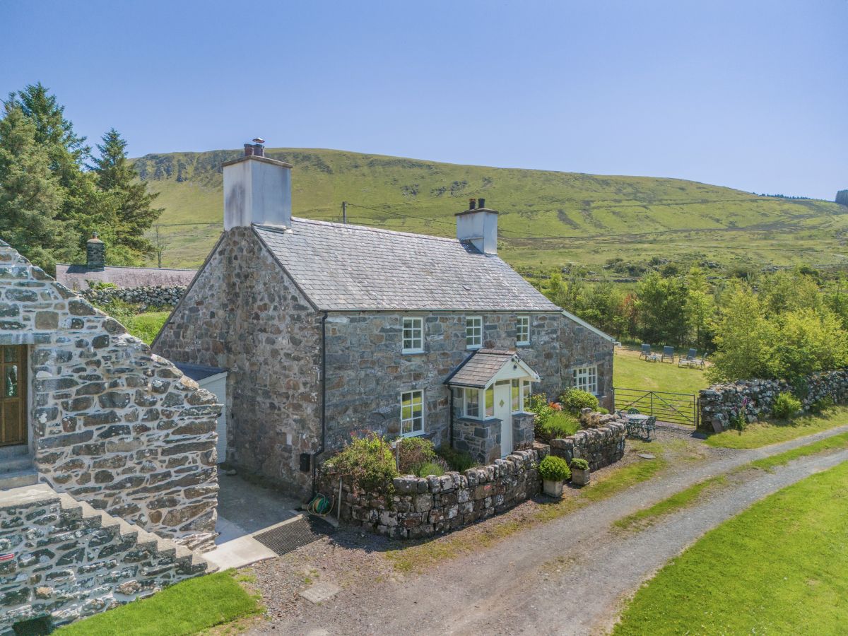 Cosy Mountain Farmhouse, listing photograph 2