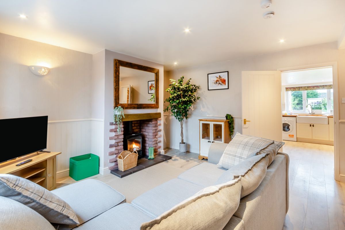 Apple Tree Cottage - Ashbourne, listing photograph 2