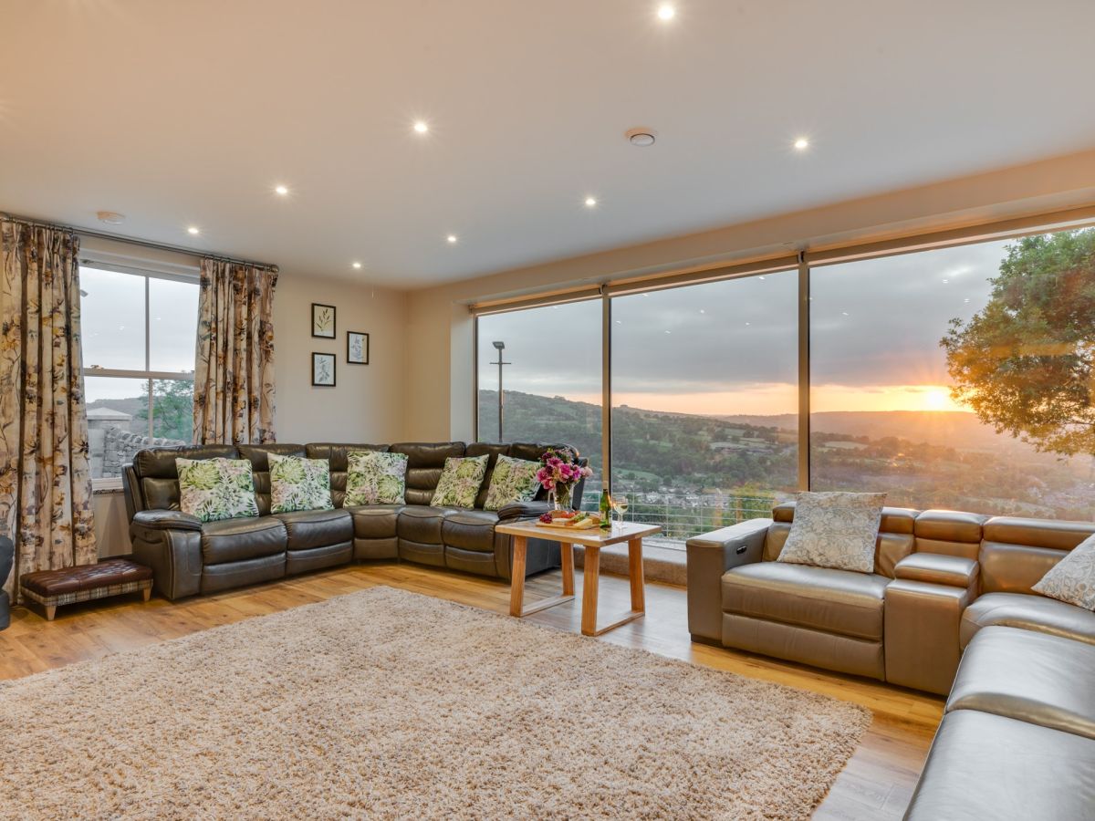 Riber House, listing photograph 5