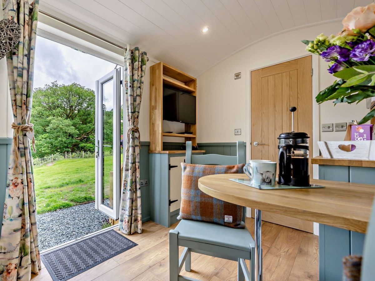 The Highland Hideaway Shepherd Hut, listing photograph 12