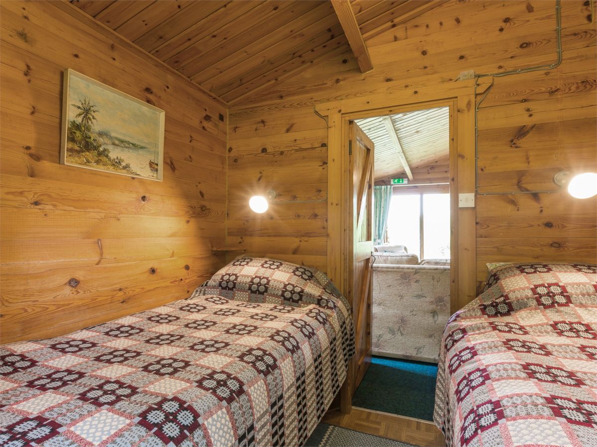 The Log Cabin, listing photograph 12