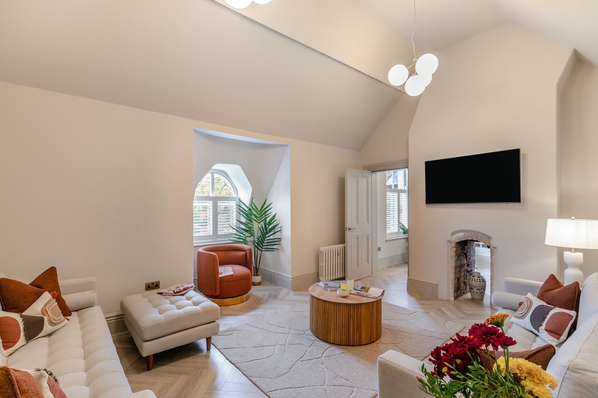 Apartment 5 The Castleton Suite, listing photograph 2