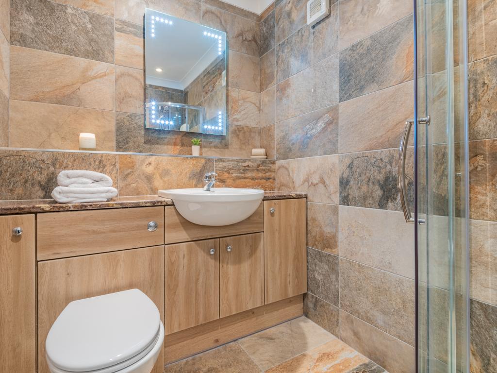 Ambleside Heights, listing photograph 9