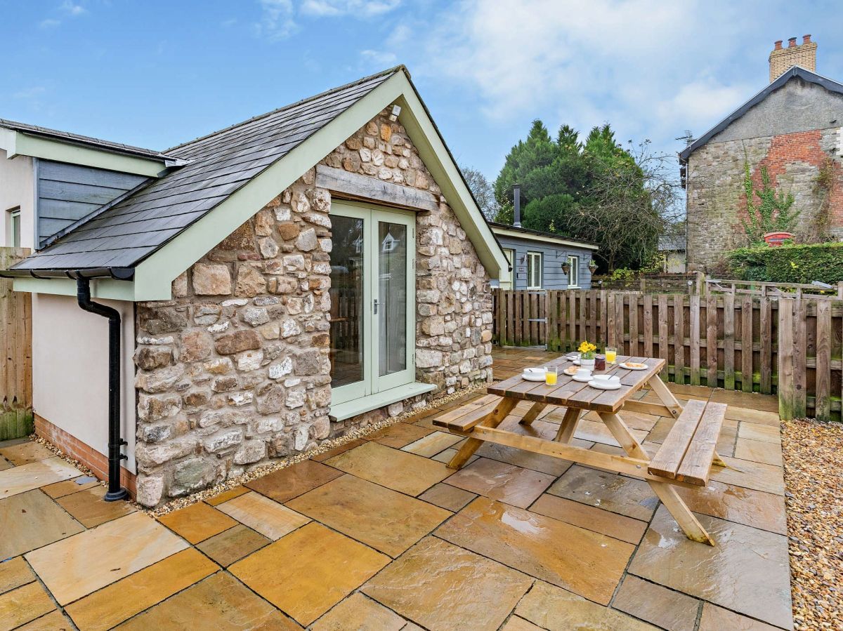 The Canal Hot Tub Cottage, listing photograph 4