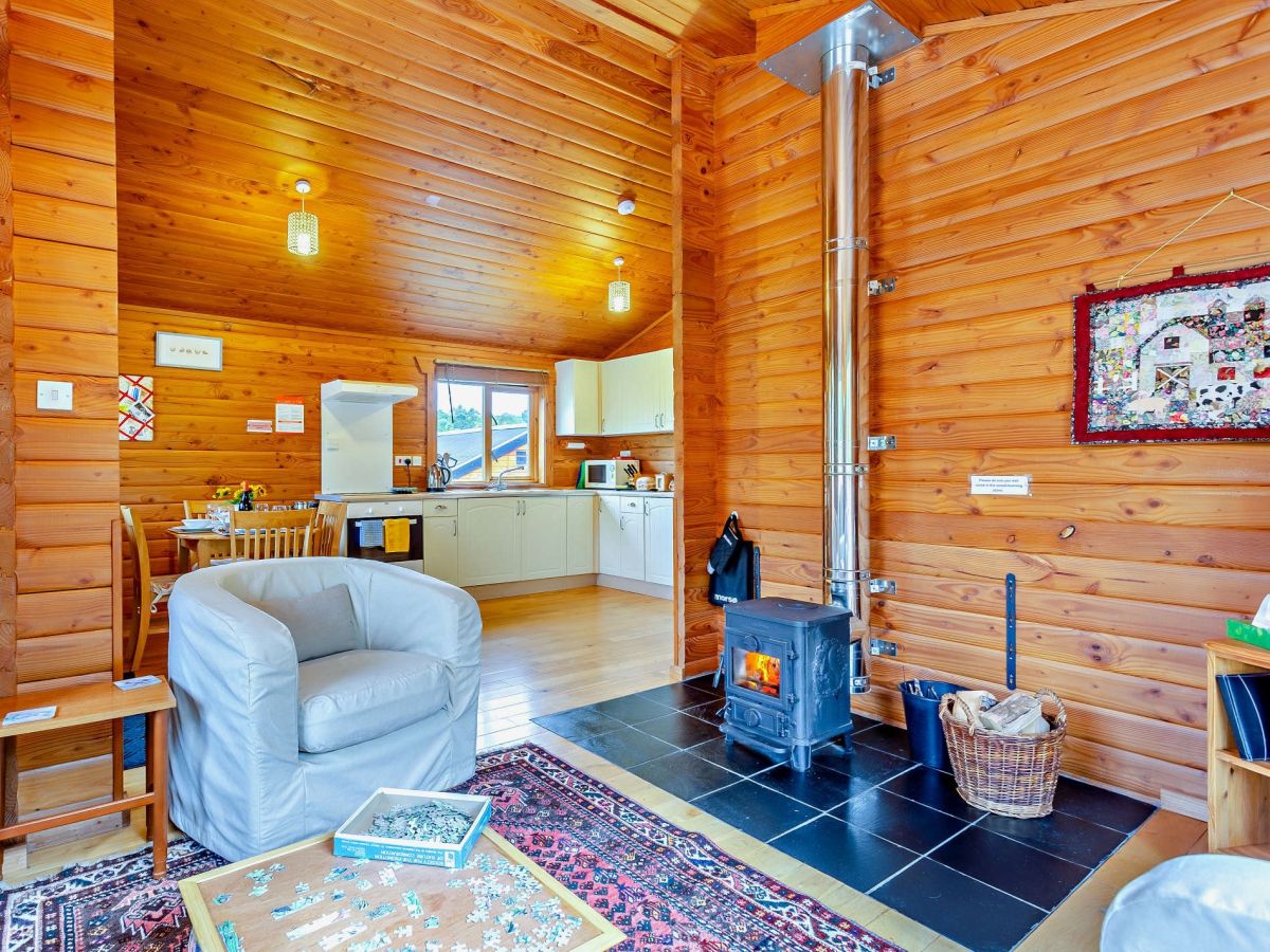 Dailfearn Chalet, listing photograph 2