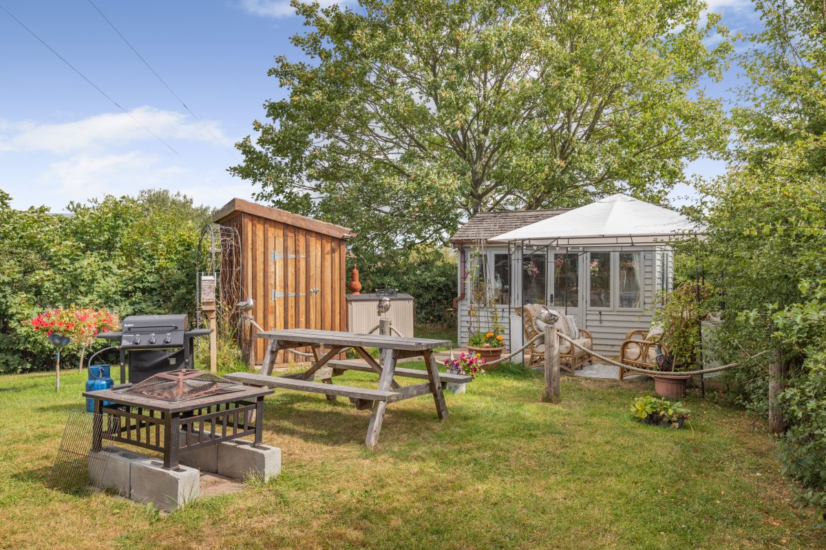 Bird's and Bee's Cabin