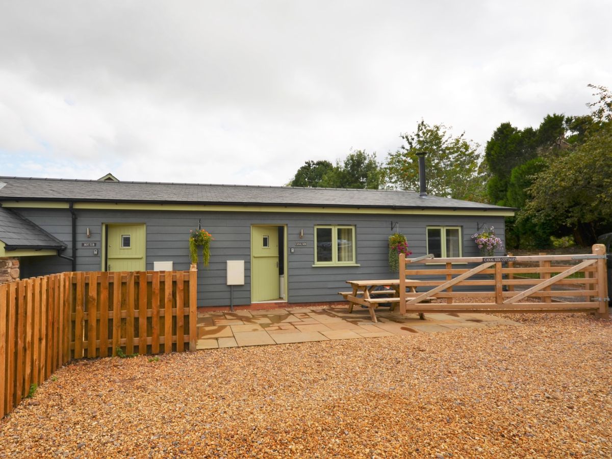 The Canal Hot Tub Cottage, listing photograph 2