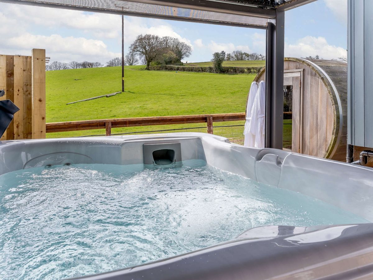 Finmia Sauna, Hot Tub & Plunge Pool