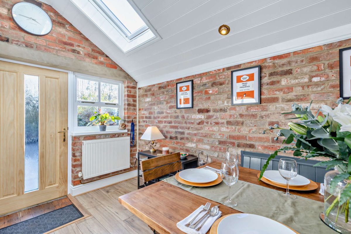 Olive's Place, listing photograph 8