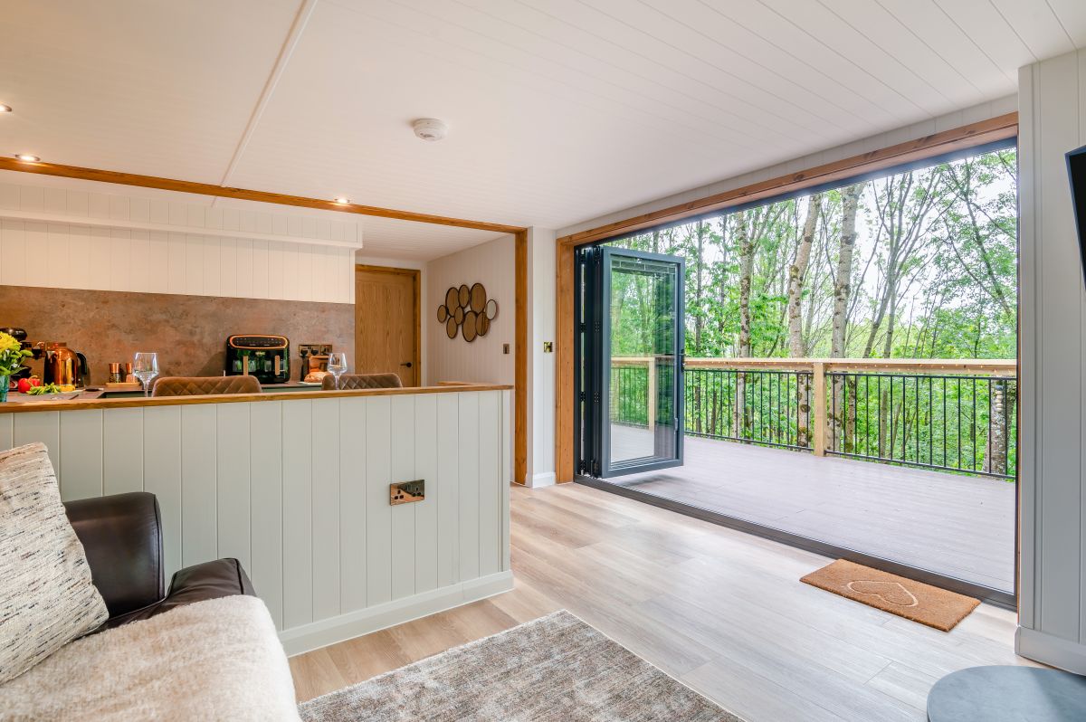 The Bird House, listing photograph 8