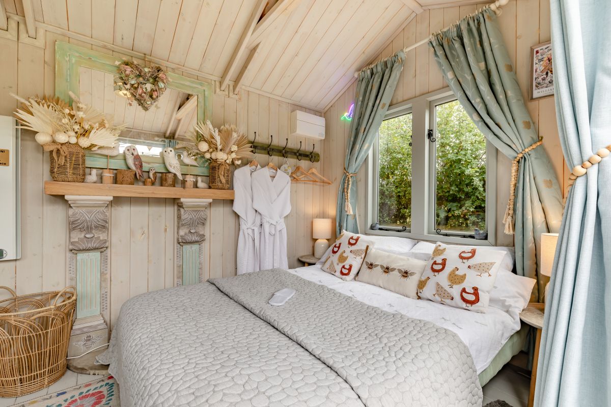 Bird's and Bee's Cabin, listing photograph 12