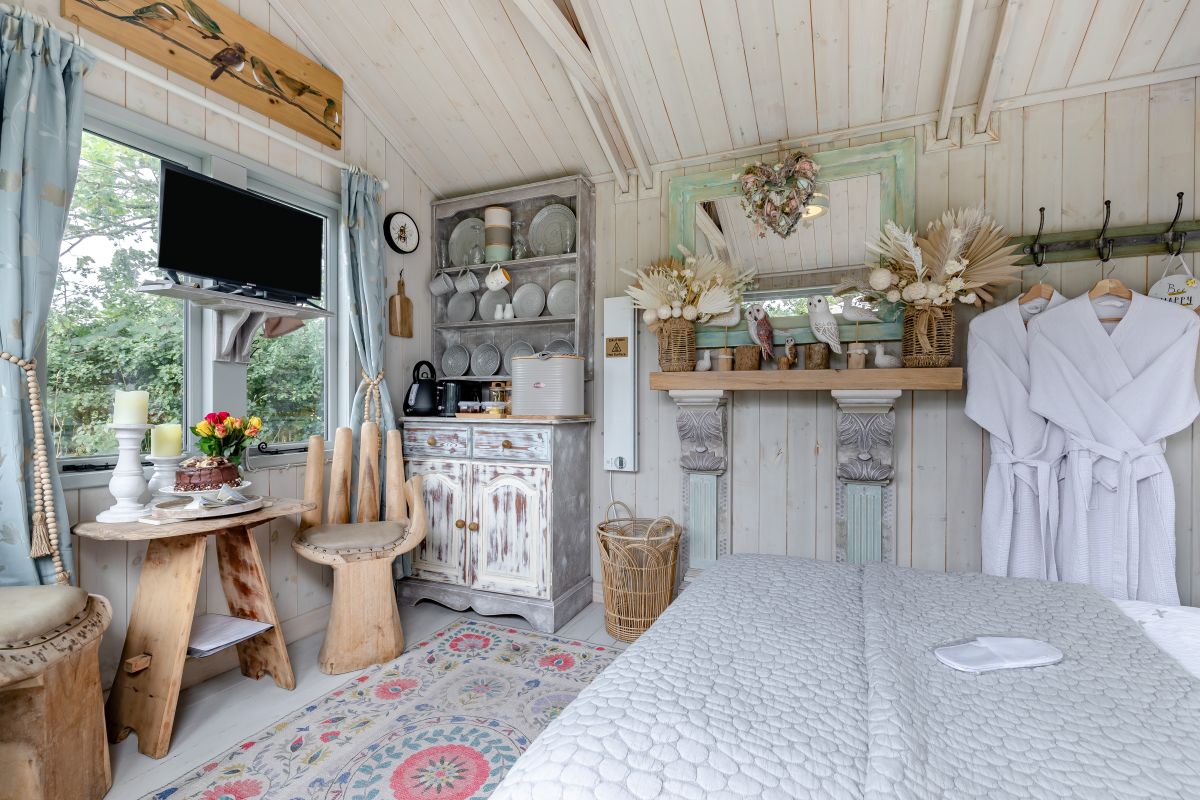 Bird's and Bee's Cabin, listing photograph 10