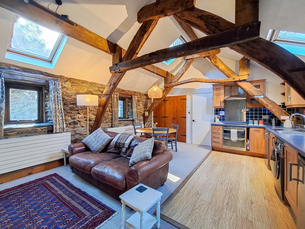Cruck Barn, listing photograph 3