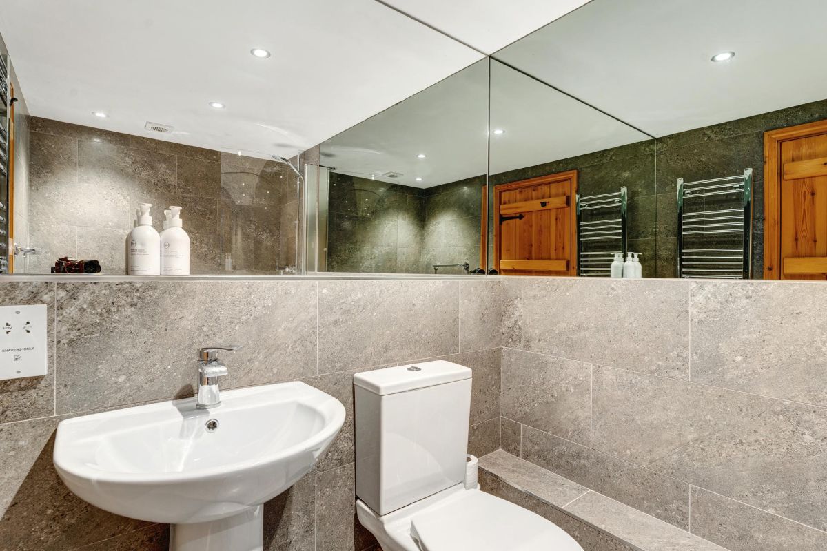 Corner Grove Cottage, listing photograph 8