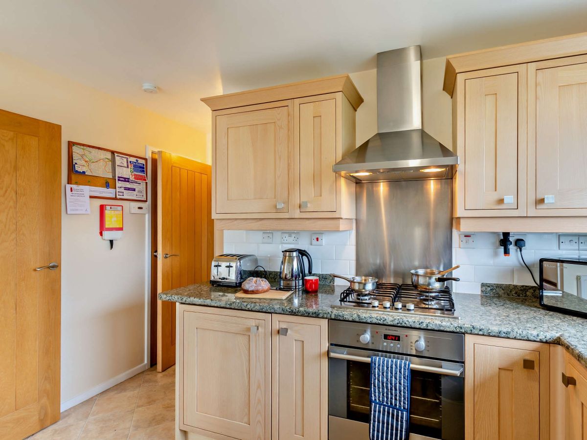 14 Manesty View, listing photograph 3