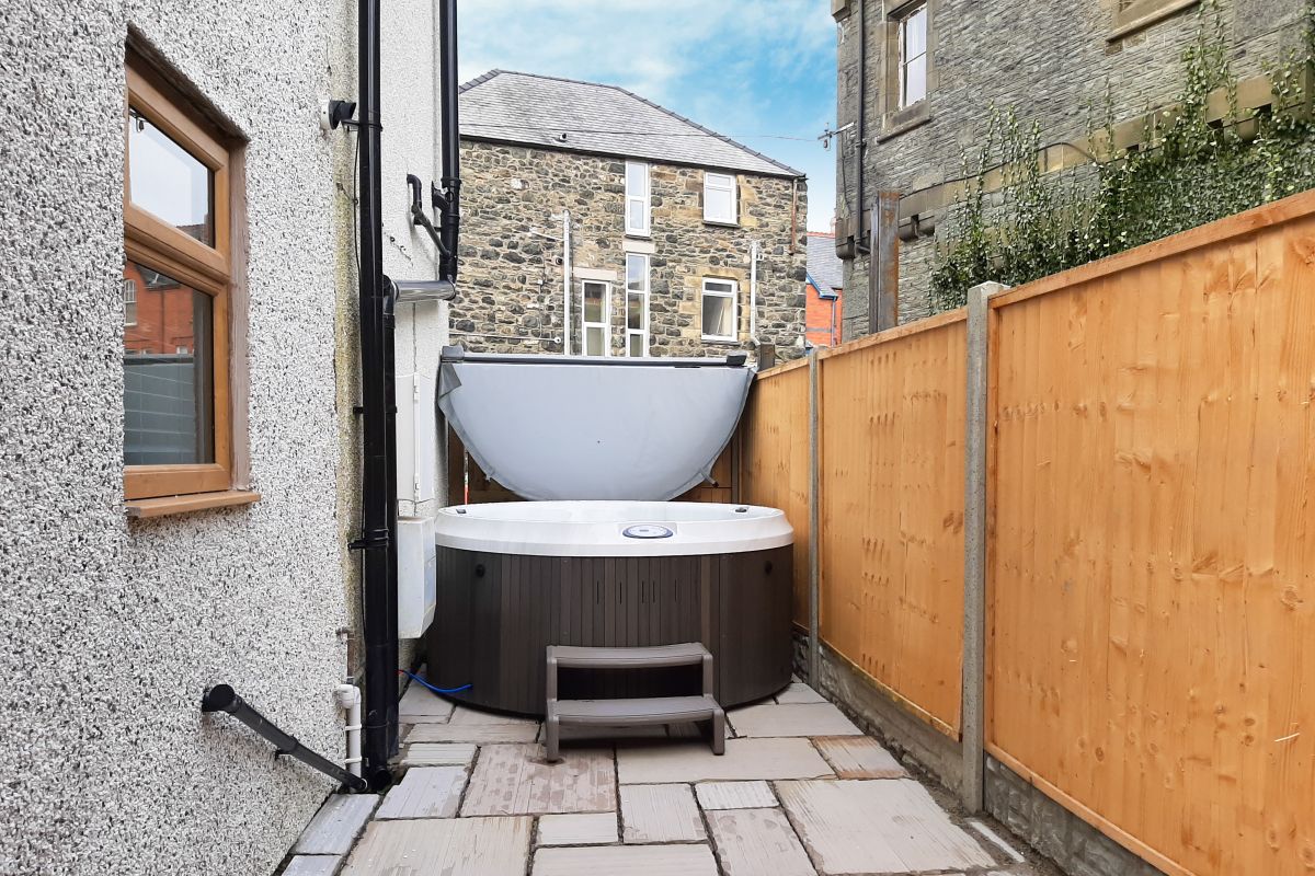 Gwynle Townhouse, Bala, listing photograph 3