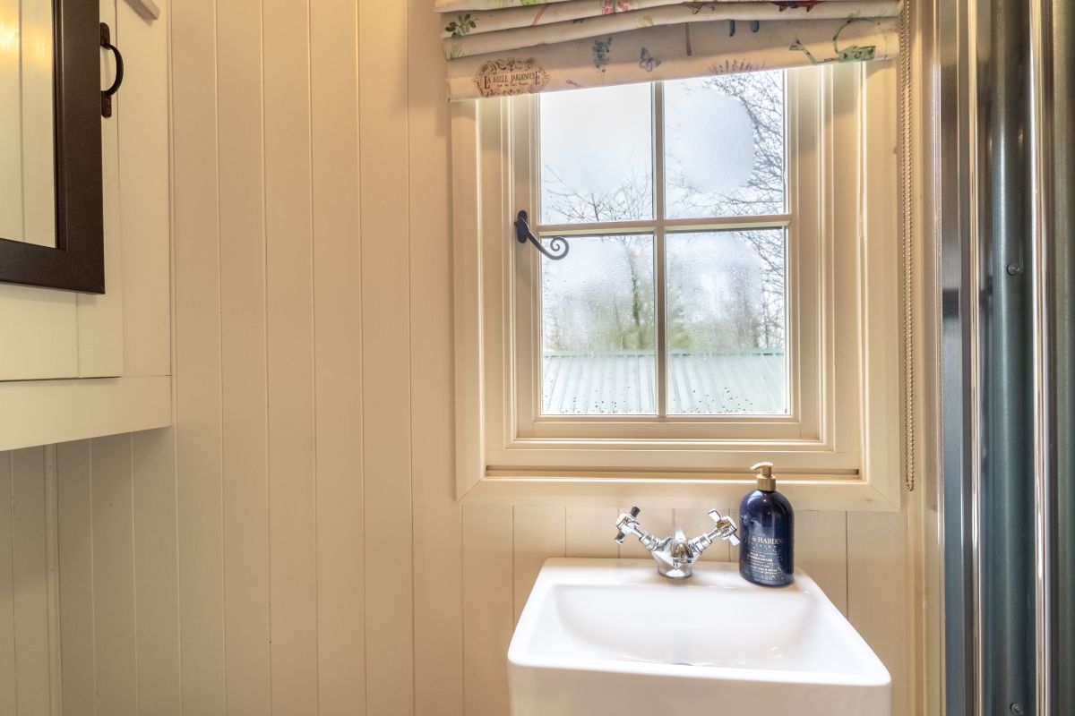 Spring House Shepherd's Hut, listing photograph 7