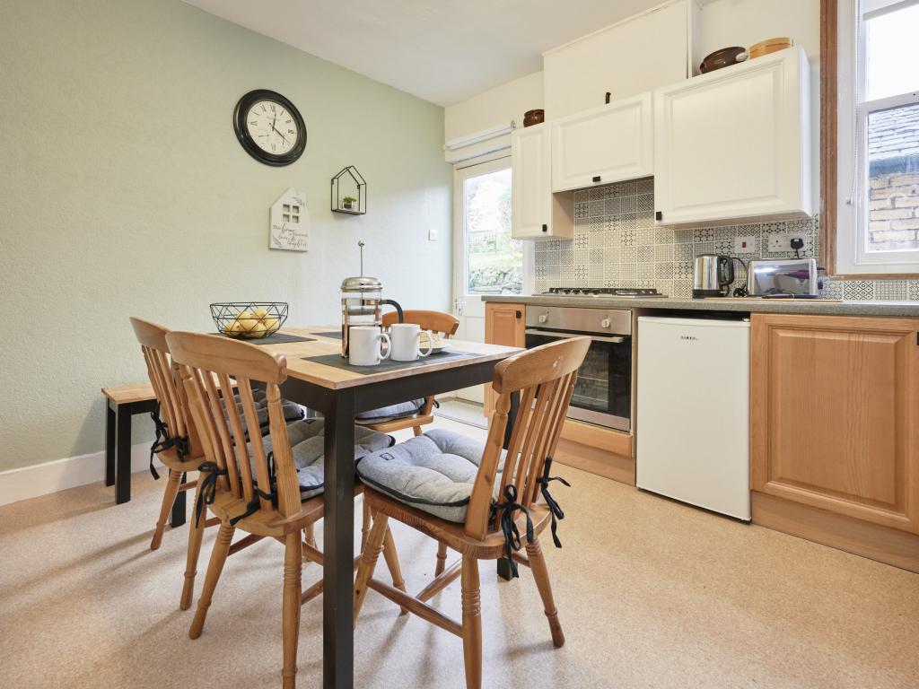 Carolyn's Cottage, listing photograph 3