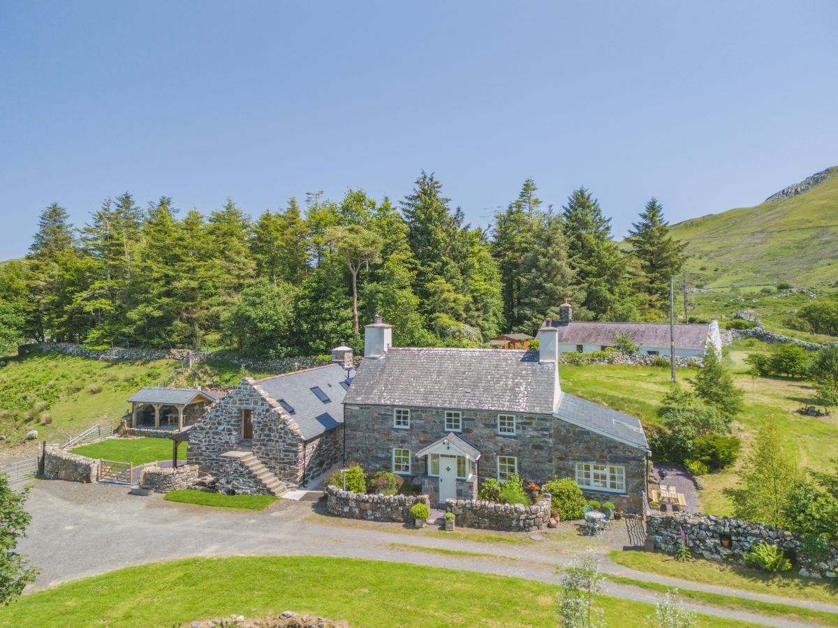 Cosy Mountain Farmhouse, listing photograph 3