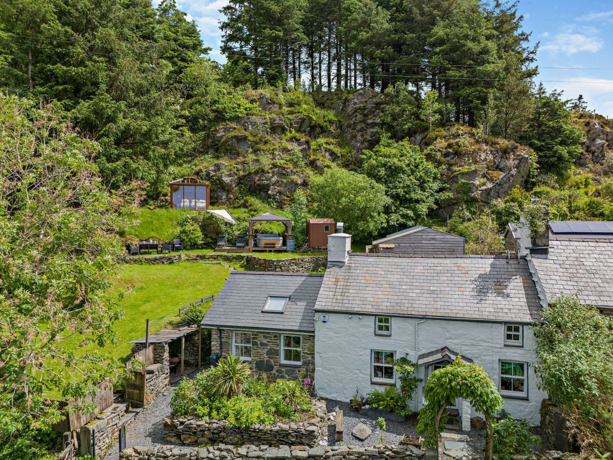 The Mountains House, listing photograph 3