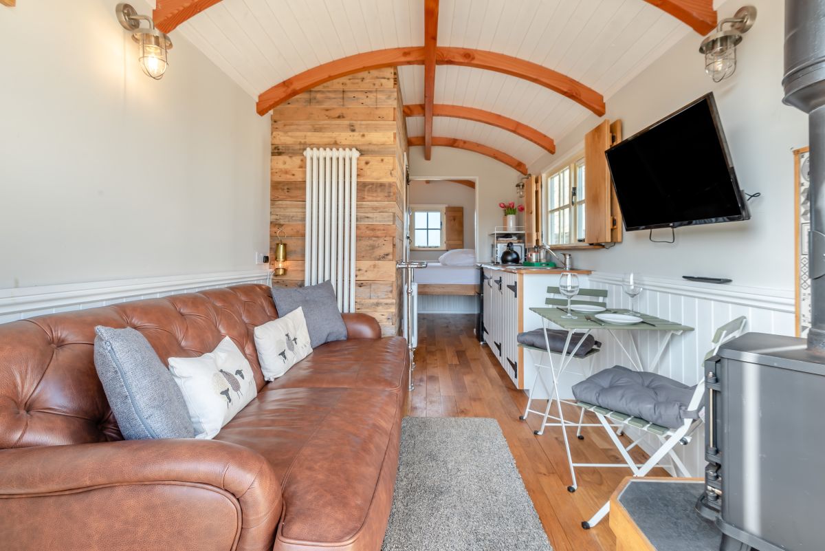 Maes Shepherds Hut, listing photograph 3