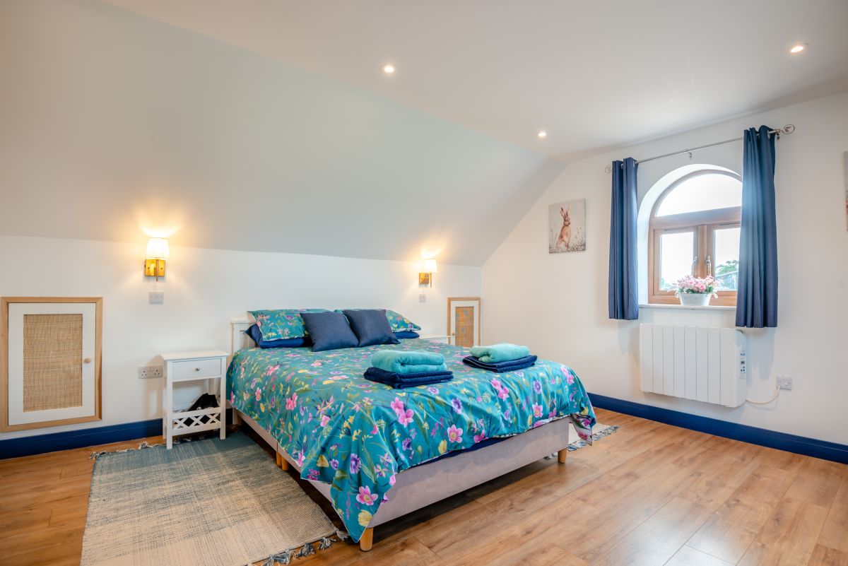 Lakeside Loft, listing photograph 9