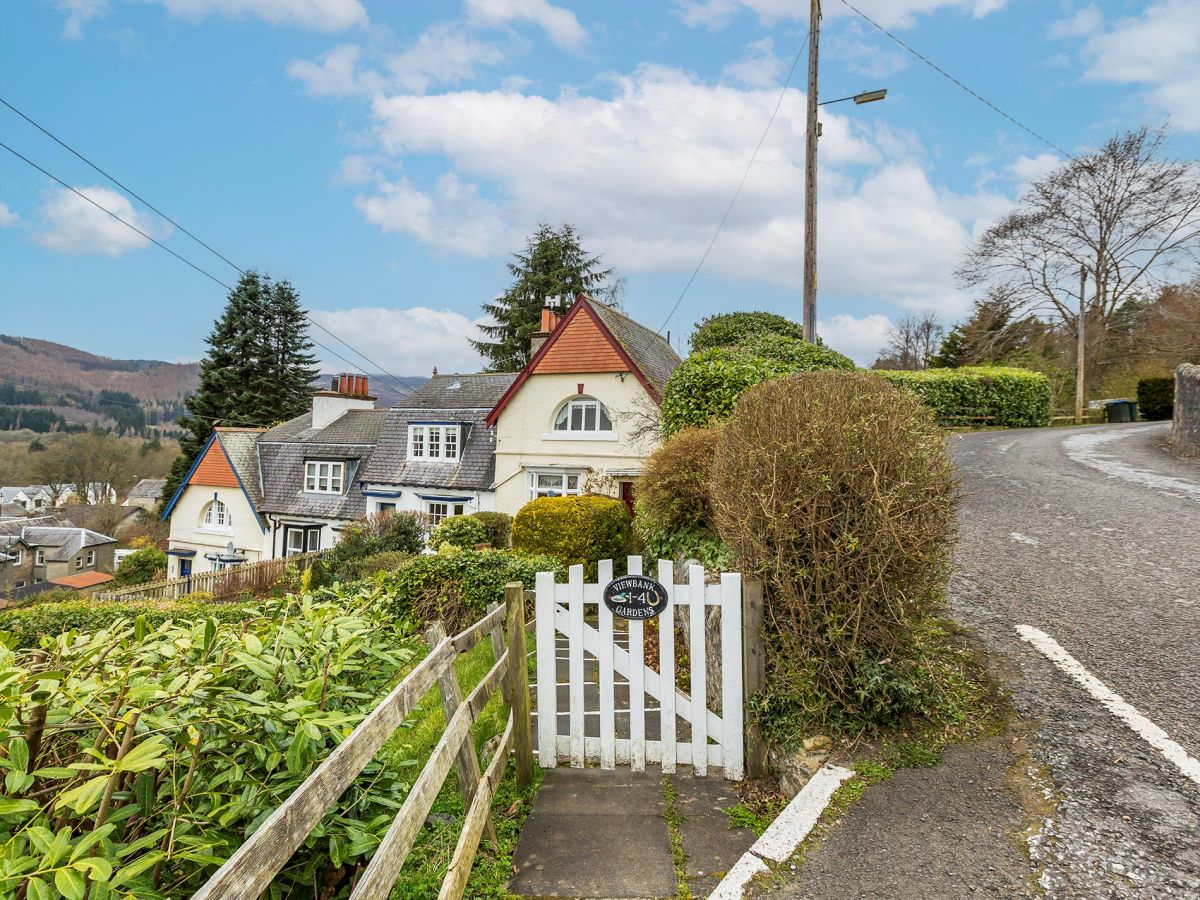 4 Viewbank Gardens, listing photograph 2