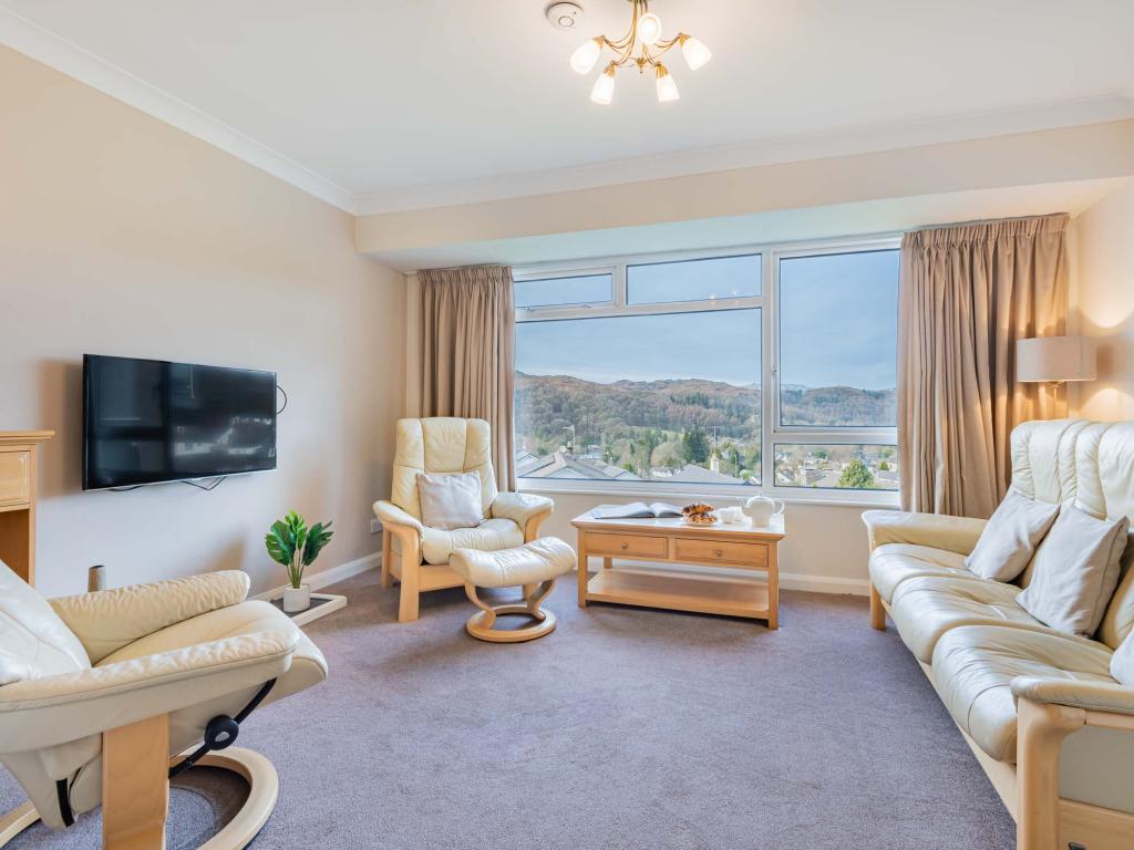 Ambleside Heights, listing photograph 4