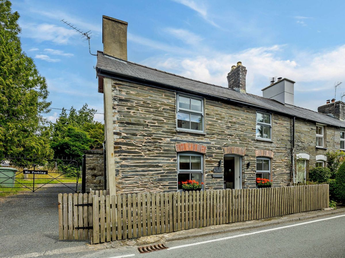 Slate Cottage Pennal, listing photograph 2