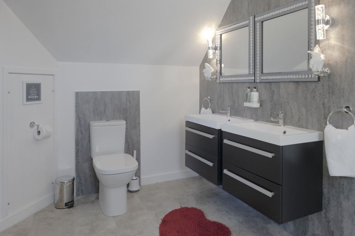 Wee Secret Apartment, listing photograph 12