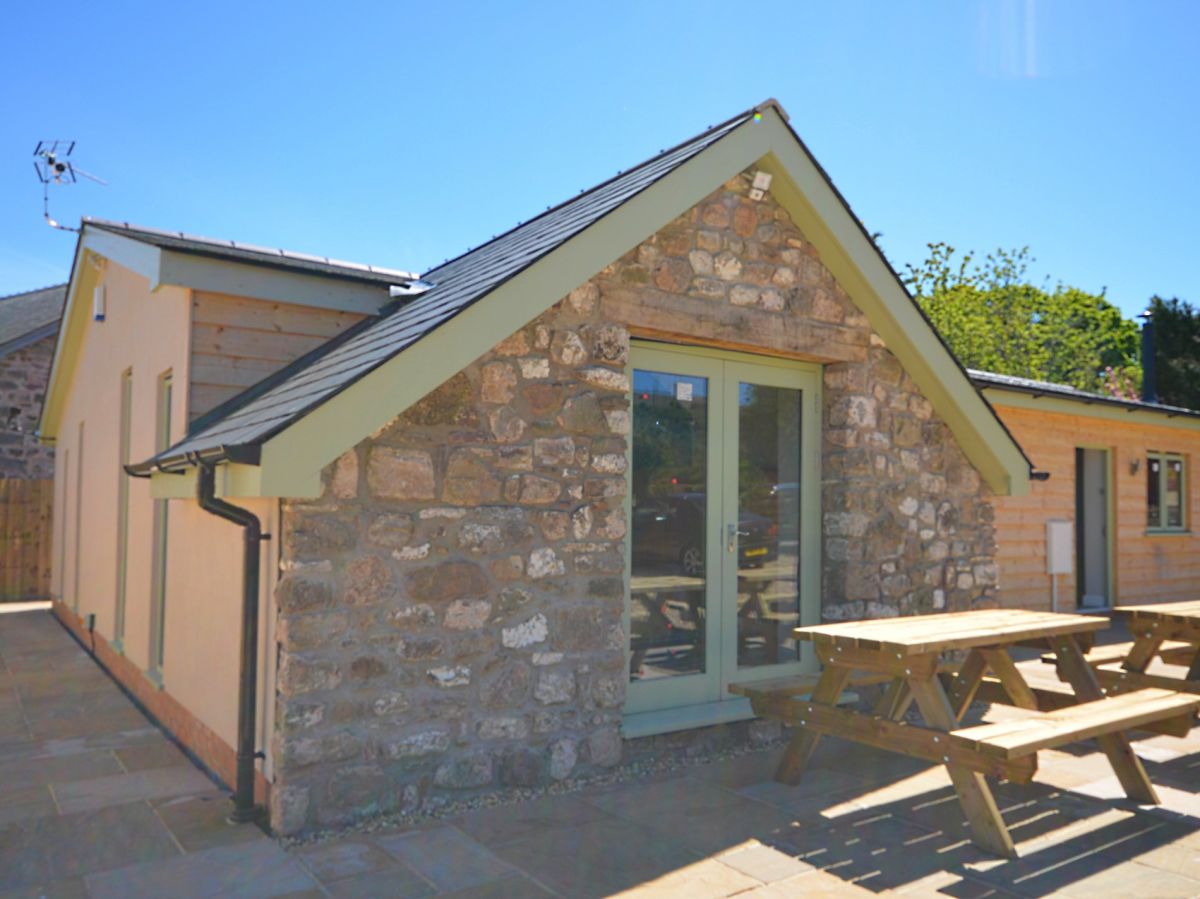 The Canal Hot Tub Cottage, listing photograph 3
