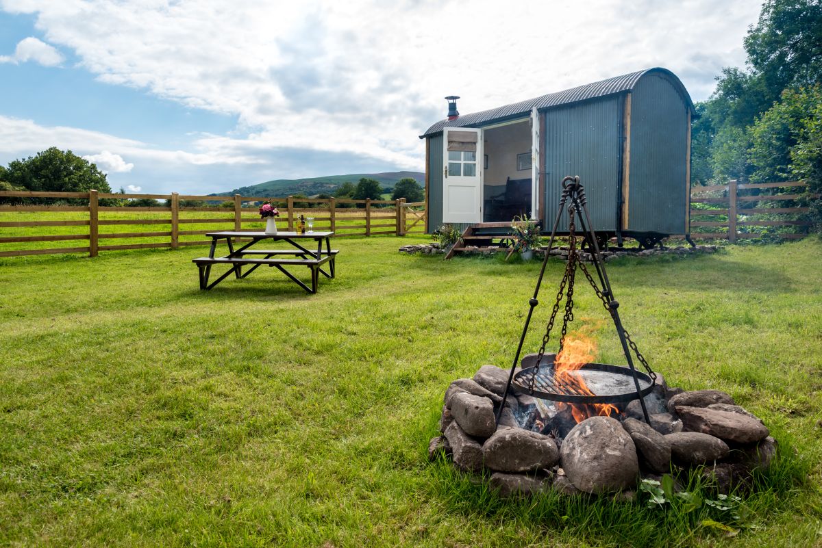 Cui Shepherds Hut, listing photograph 2