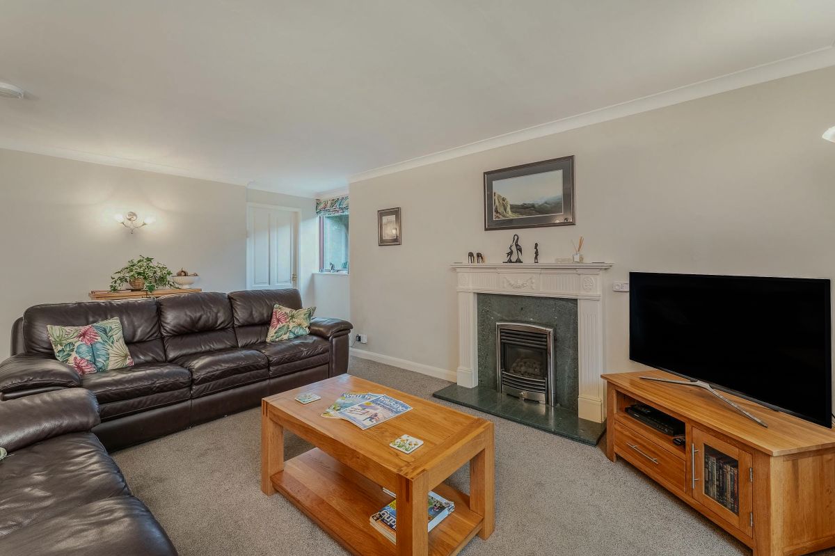 Altar End, listing photograph 8