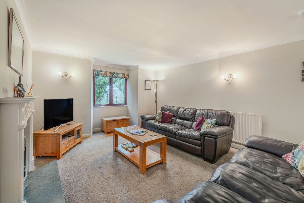Altar End, listing photograph 9