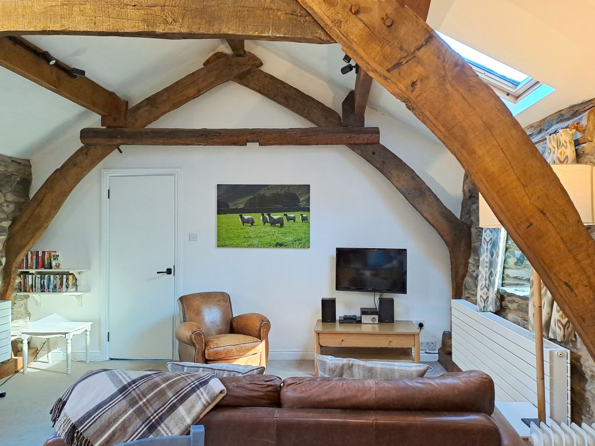 Cruck Barn, listing photograph 4