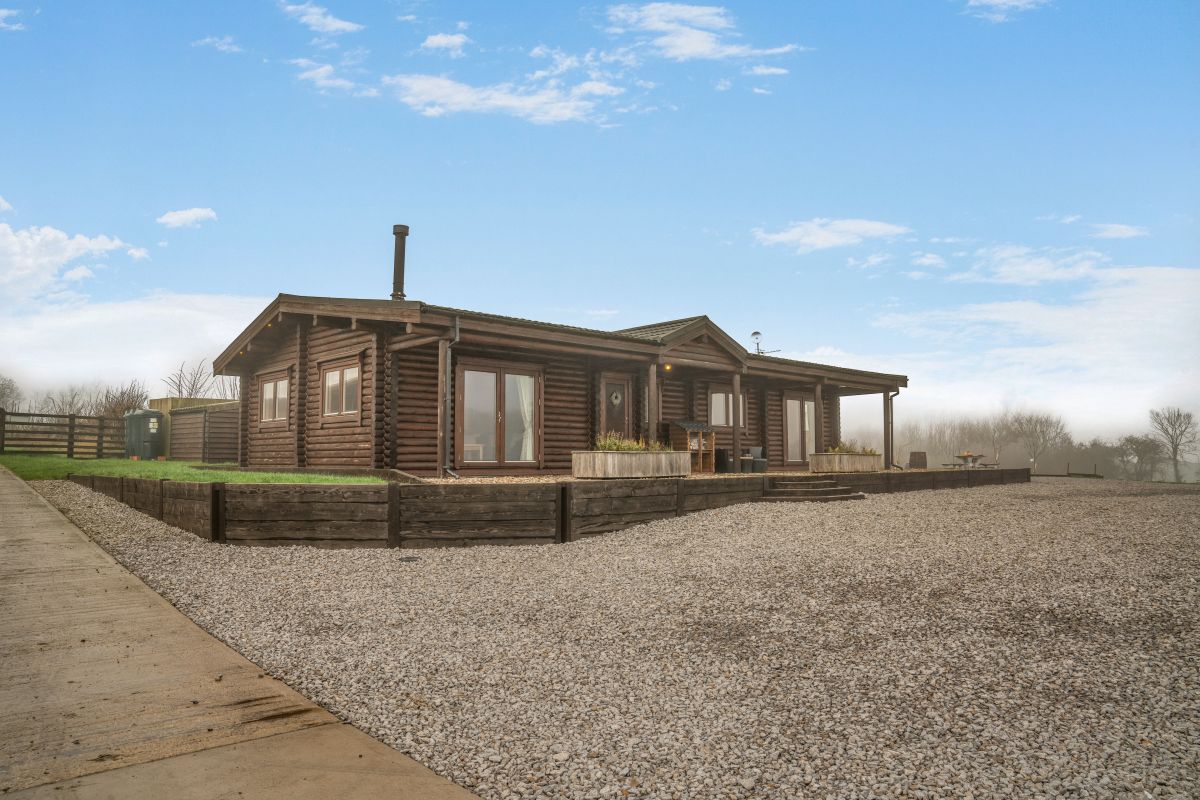 Stoneygate Cabin, listing photograph 2