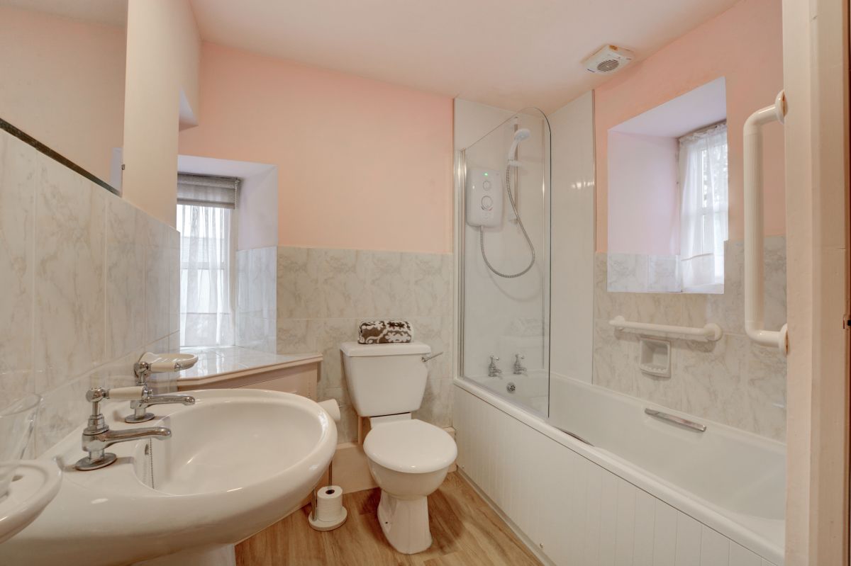 Lark Rise Cottage, listing photograph 12