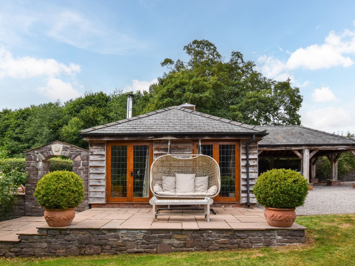 Holly Lodge - Bettws Newydd, listing photograph 9