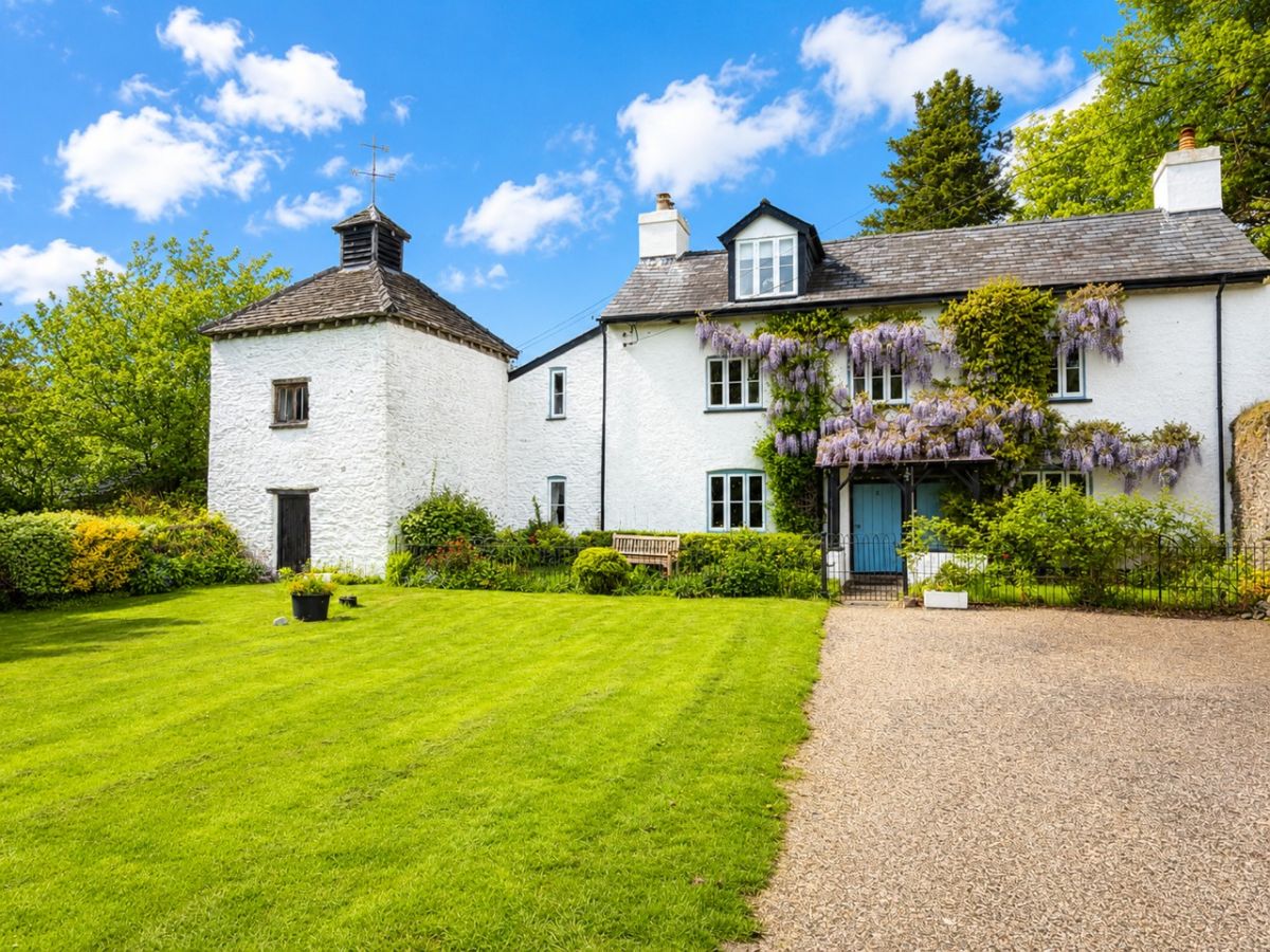 Castell Madoc Cottages, listing photograph 2