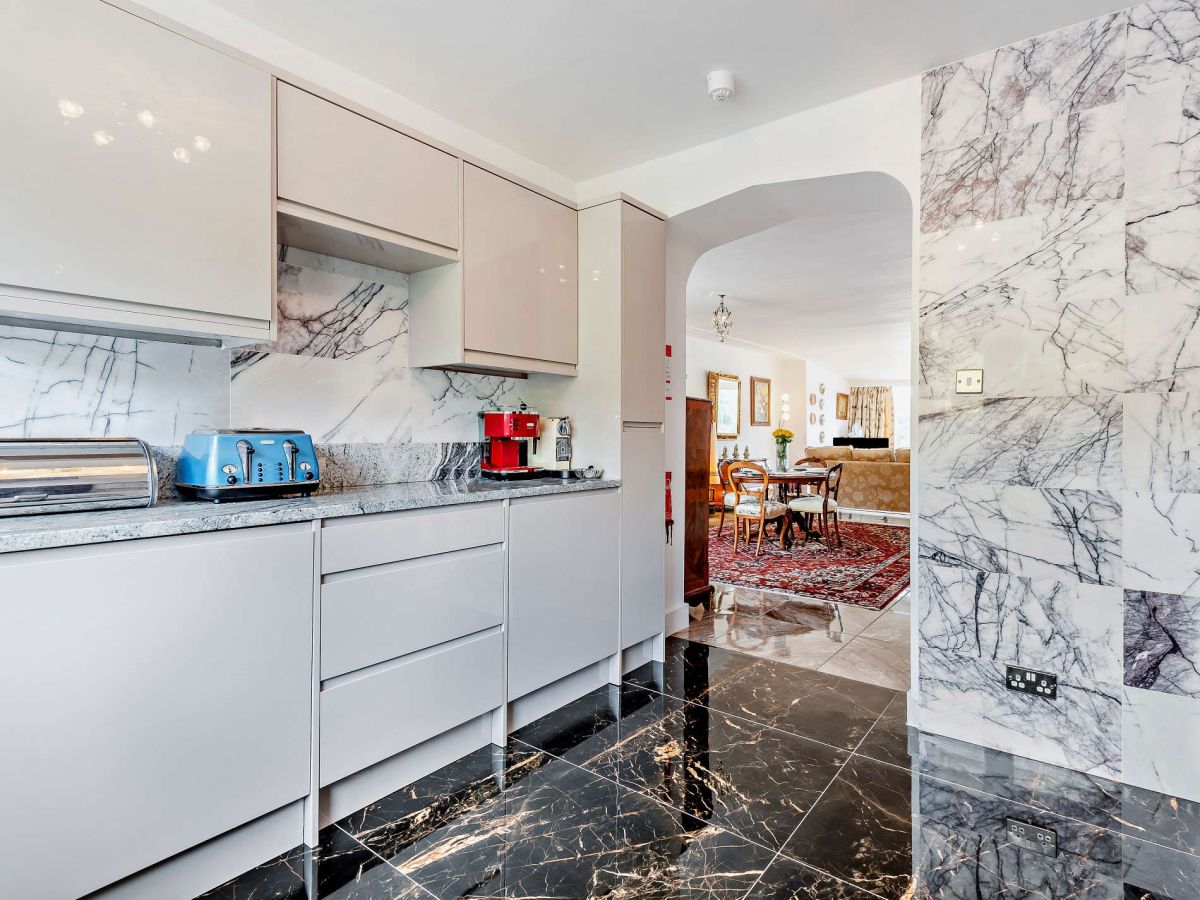 Lakeshore Penthouse, listing photograph 9