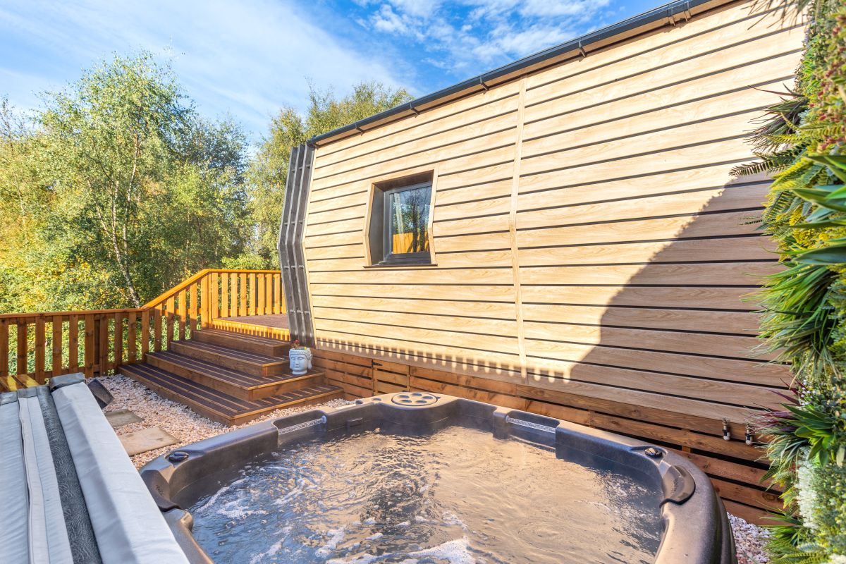 Premium Hot Tub Hideaway 6