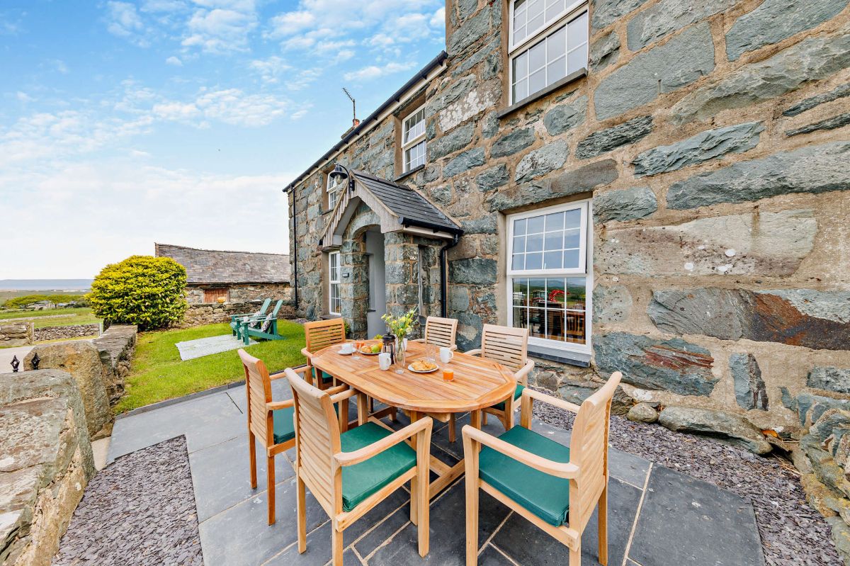 Parlwr Mawr, listing photograph 5