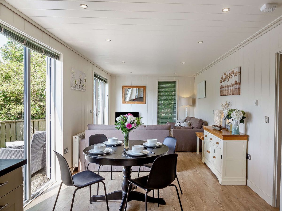 Owl's Nest Lodge, listing photograph 2