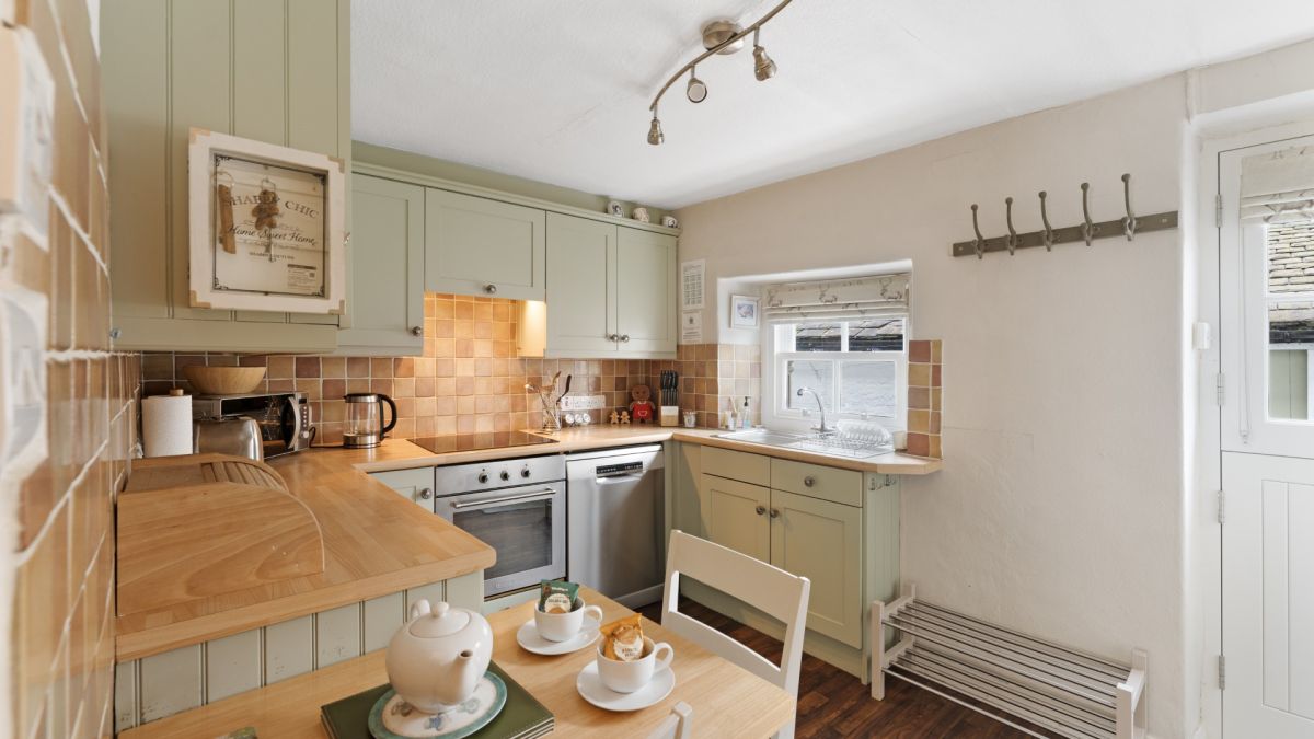 Gingerbread Cottage, listing photograph 11