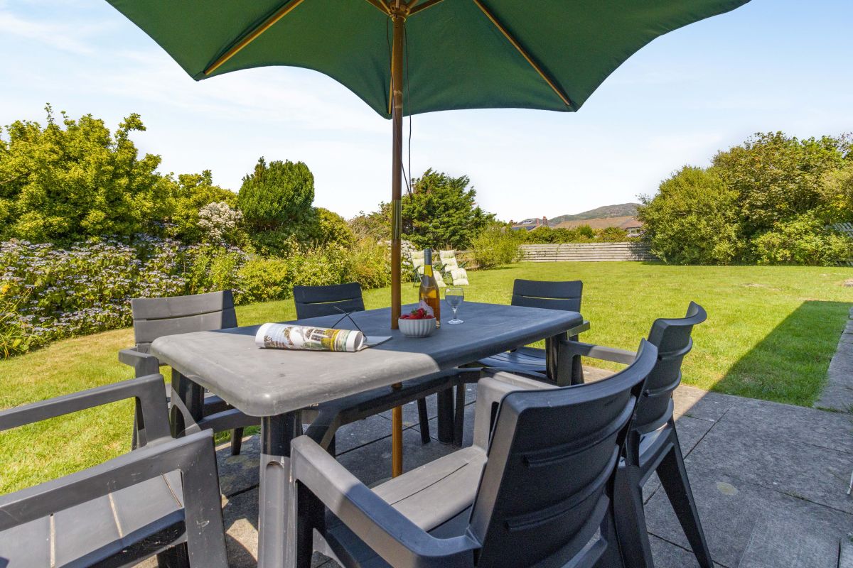 Fairbourne Bungalow, listing photograph 2
